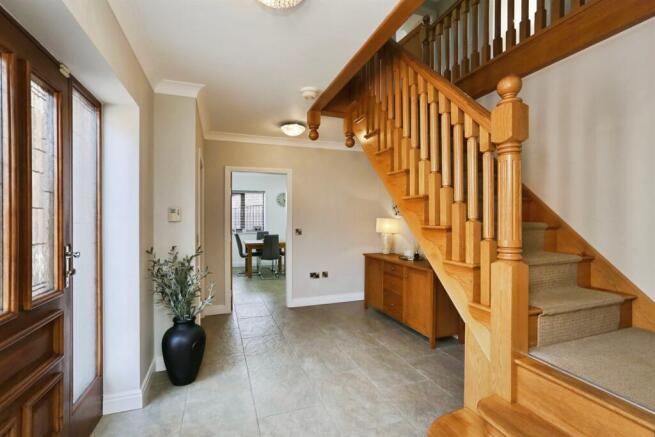 6 bed Detached for sale Image 9
