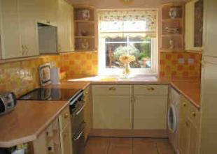 FITTED KITCHEN