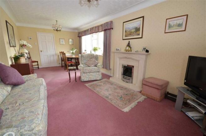 LOUNGE / DINING ROOM