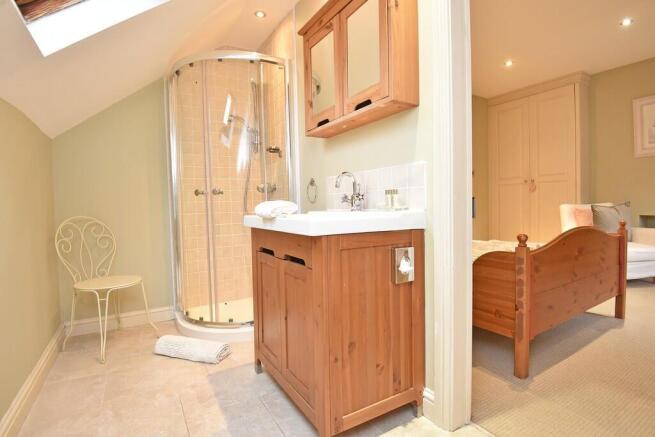 5 bed Semi-Detached for sale Image 11