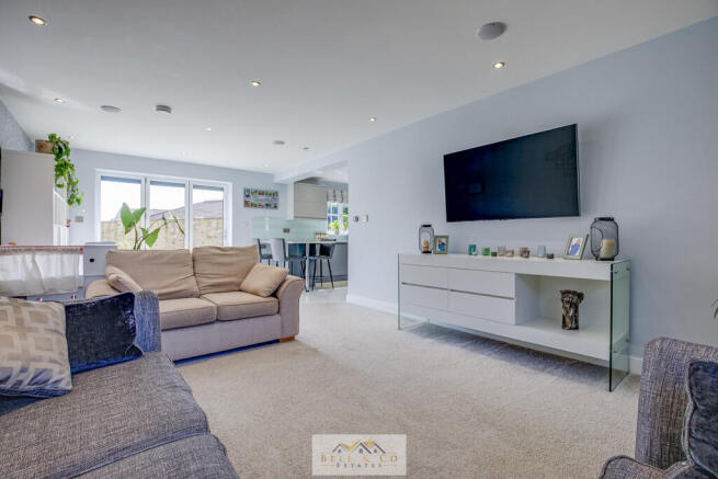 5 bed Detached for sale Image 9
