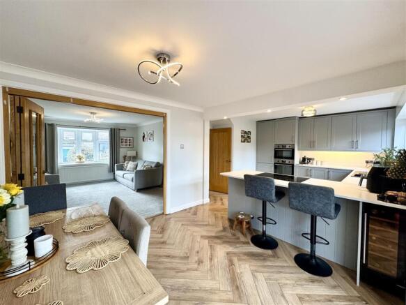 KITCHEN/DINING ROOM