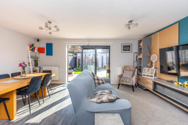 Lounge/dining roo...