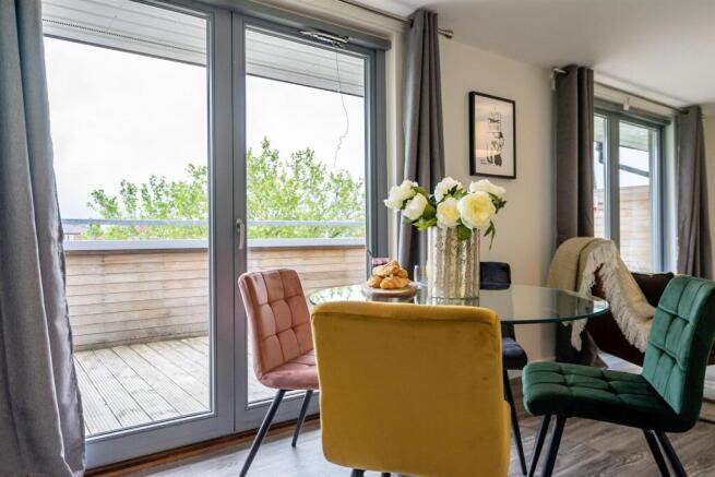 2 bed Apartment to rent Image 6