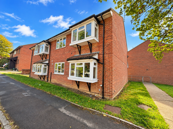2-bed flat on Sedgemoor Close, Yeovil, BA21, £137,500