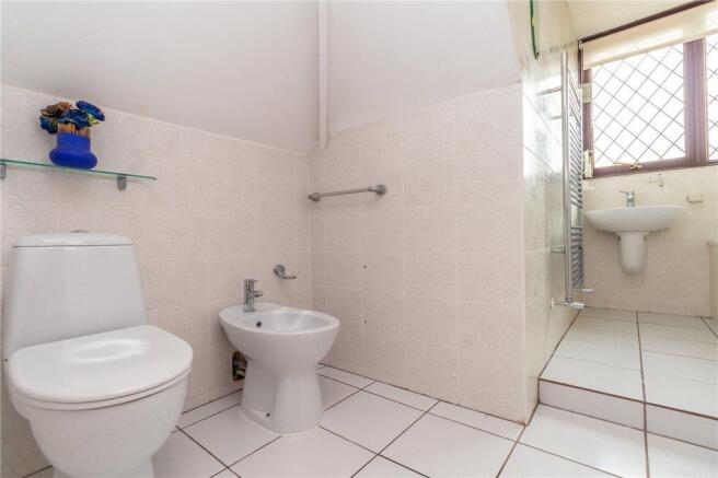 Bathroom 1b