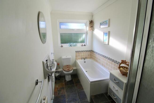 Lanas Lodge bathroom.jpg