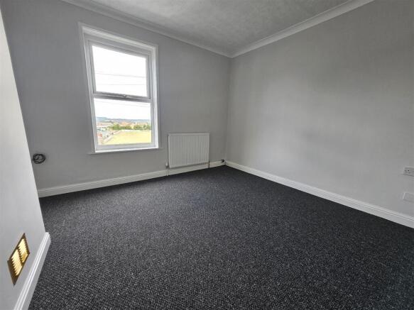 2 bed Terraced to rent Image 6