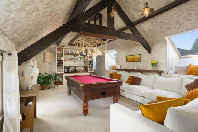 5 bed Detached for sale Image 4