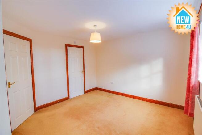 MAIN BEDROOM: