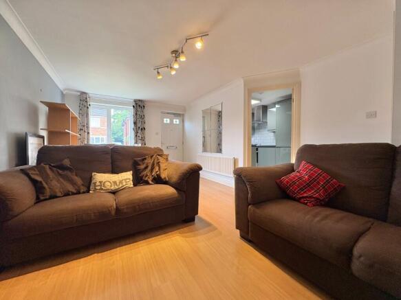2 bed Flat to rent Image 12