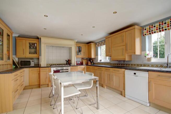 Kitchen/Breakfast Room: