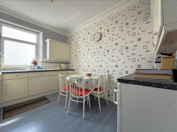 2 bed Flat for sale Image 6