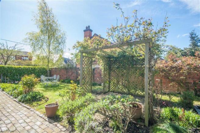 REAR COURTYARD GARDE