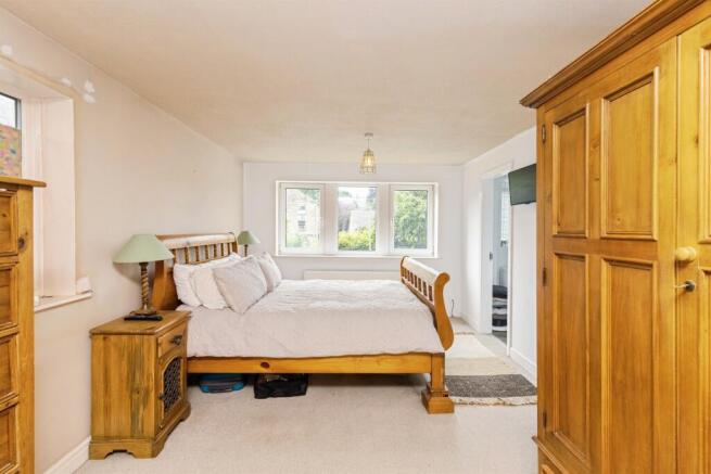 4 bed Detached for sale Image 9