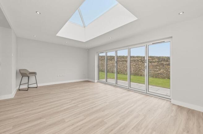 5 bed Detached for sale Image 6