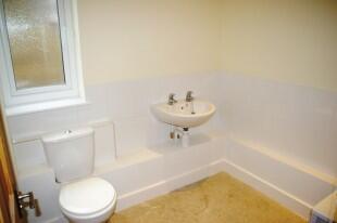 GOOD SIZED BATHROOM