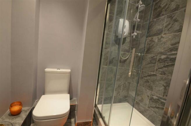 FAMILY SHOWER ROOM