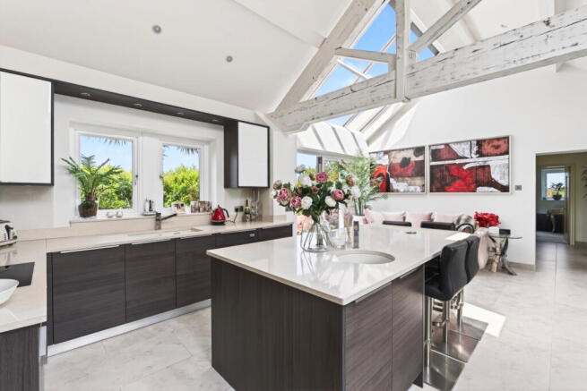 4 bed Detached for sale Image 11