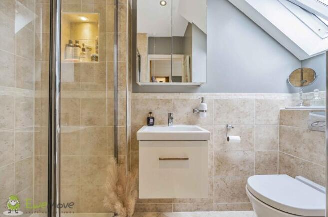 En Suite to Bedroom 1