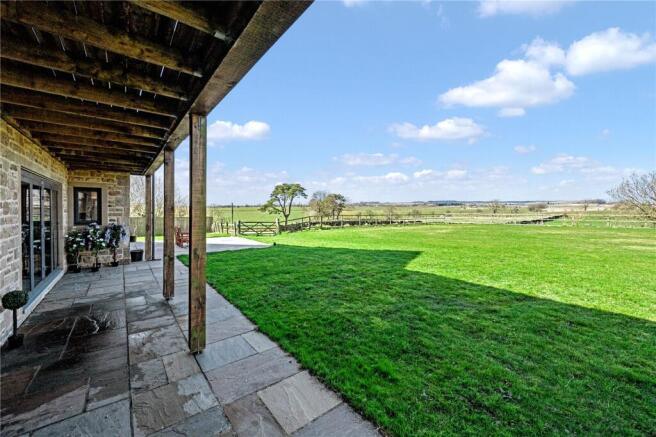 5 bed Detached for sale Image 4