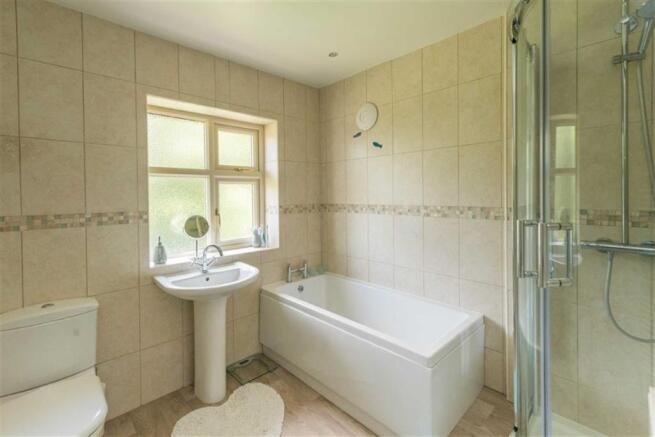 SPACIOUS BATHROOM