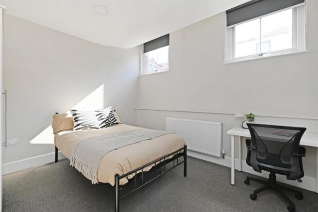 4 bed Apartment to rent Image 6