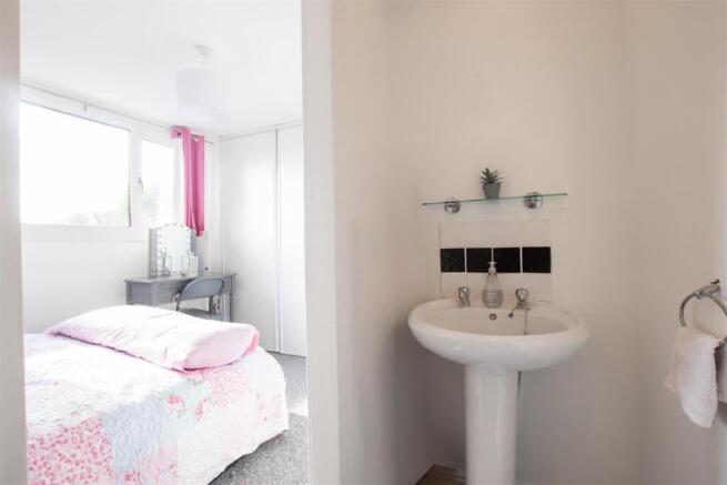 ensuite.jpg