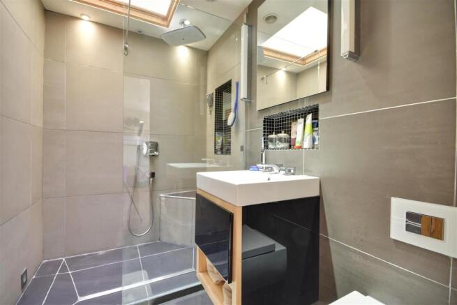 En-suite shower oom