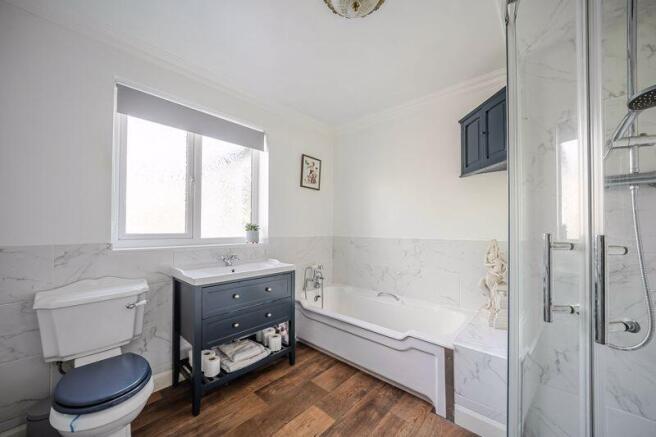 5 bed Detached for sale Image 12
