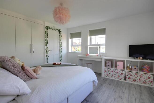 5 bed Detached for sale Image 11