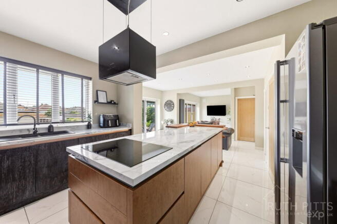 4 bed Detached for sale Image 8
