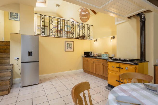 5 bed Semi-Detached for sale Image 10