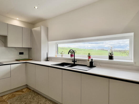 5 bed Detached to rent Image 8