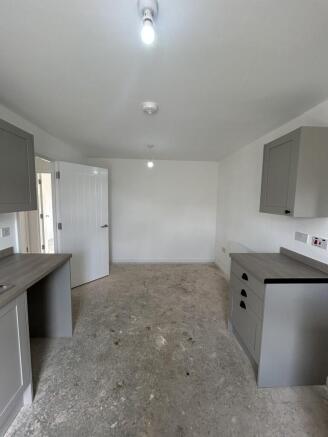 4 bed Semi-Detached to rent Image 4