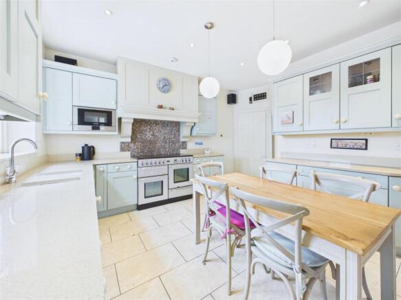 4 bed Detached for sale Image 6