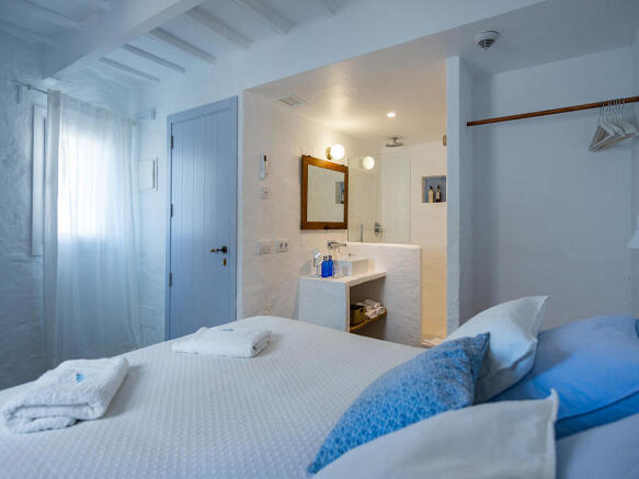 Five elegant bedrooms, all have bathrooms