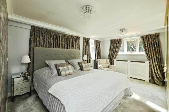4 bed Detached for sale Image 8