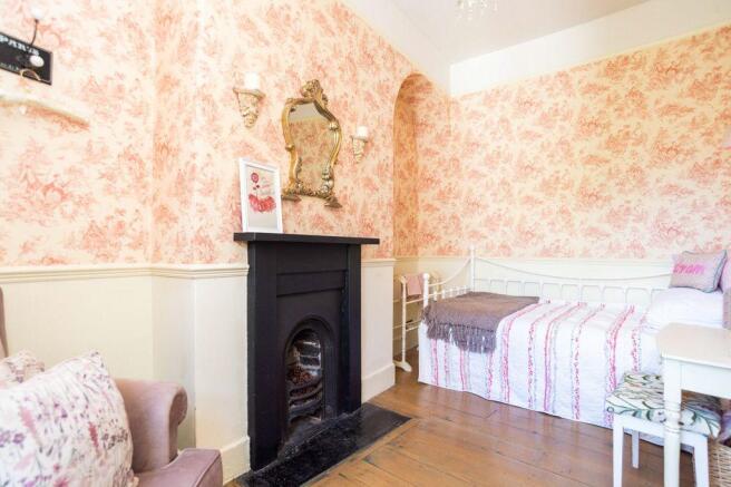 1st floor middle bedroom
