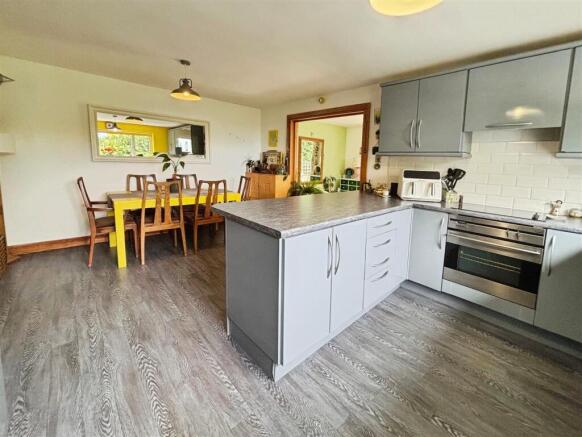 3 bed Detached for sale Image 6
