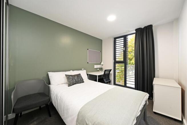 5 bed Apartment to rent Image 9