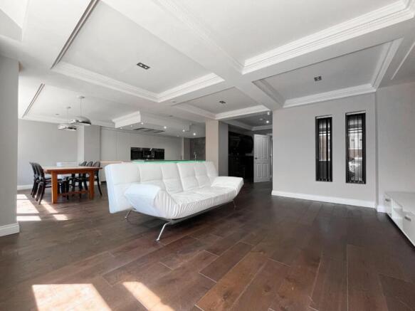 2 bed Flat to rent Image 5