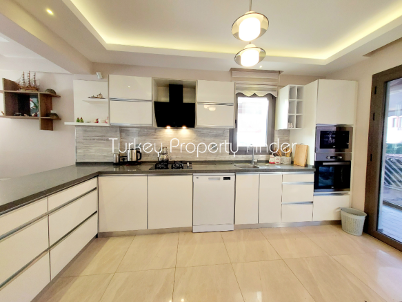 Fully Fitted Kitchen
