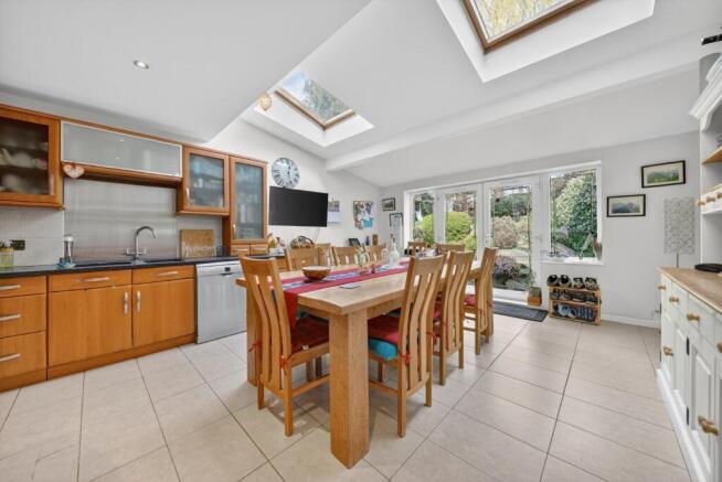 6 bed Detached for sale Image 9