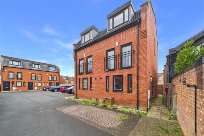 3-bed semi-detached on Thenford Mews, Northampton, Northamptonshire, NN1, £290,000