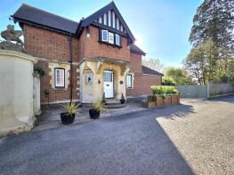 Wallsworth Lodge, Tewkesbury Road, Twigworth, Gloucester GL2 9PG
