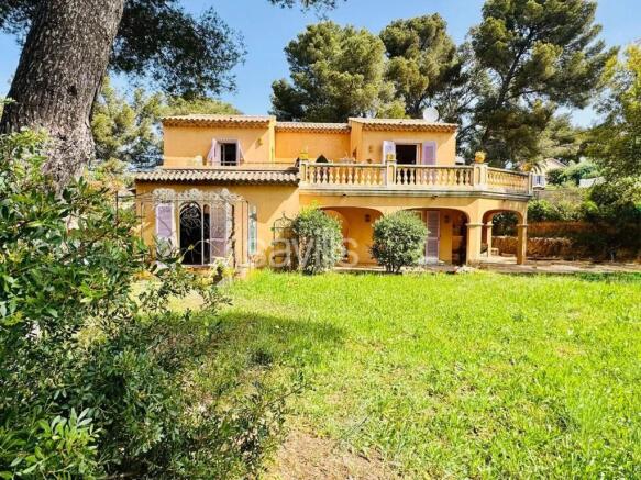 Provençal House With Terraces And Garden