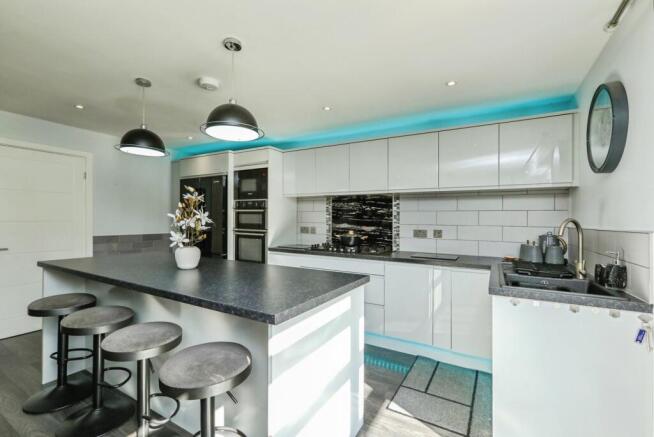 4 bed Detached for sale Image 7