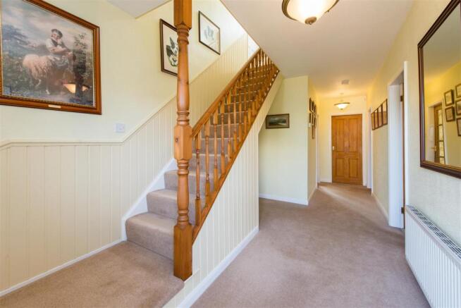 33 The Ridgeway Hallway 5502.jpg