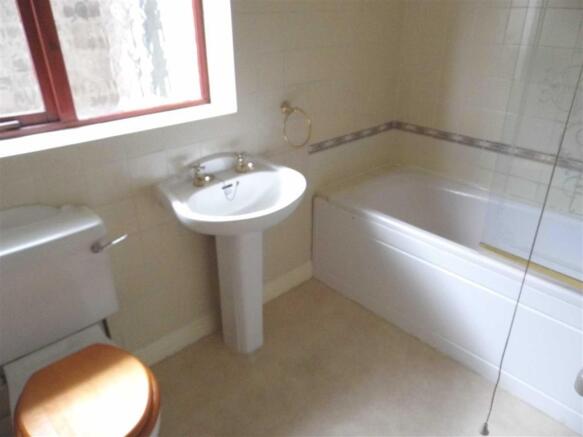 HOUSE BATHROOM - cen